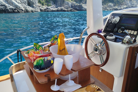 Capri: Secret Corners Boat Tour with Local Skipper