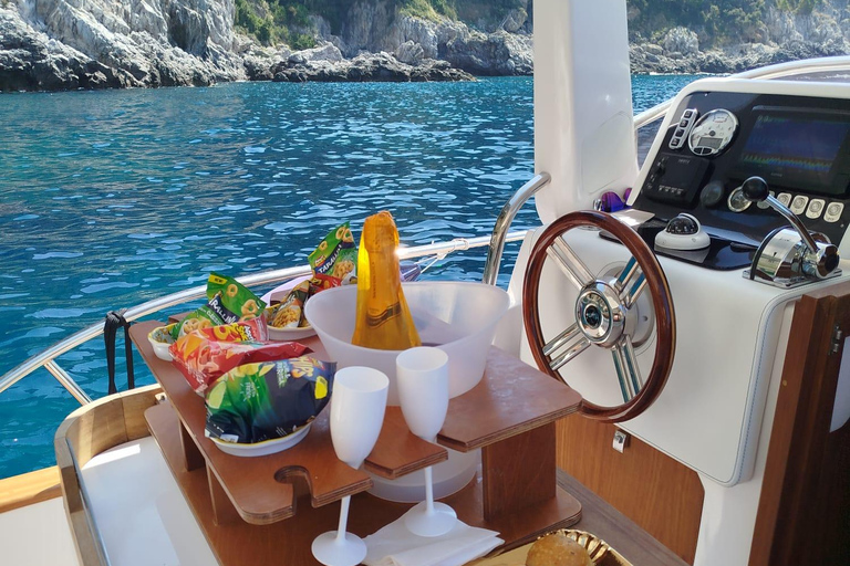 Capri: Secret Corners Boat Tour with Local Skipper