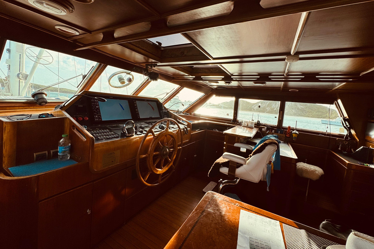 Tallinn: Sunset Cruise on a Luxury Yacht