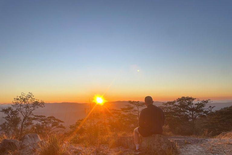 Dalat: Hiking the Mountain to observe the cloud and sunrise Da Lat: Hiking the Mountain to observe the cloud and sunrise