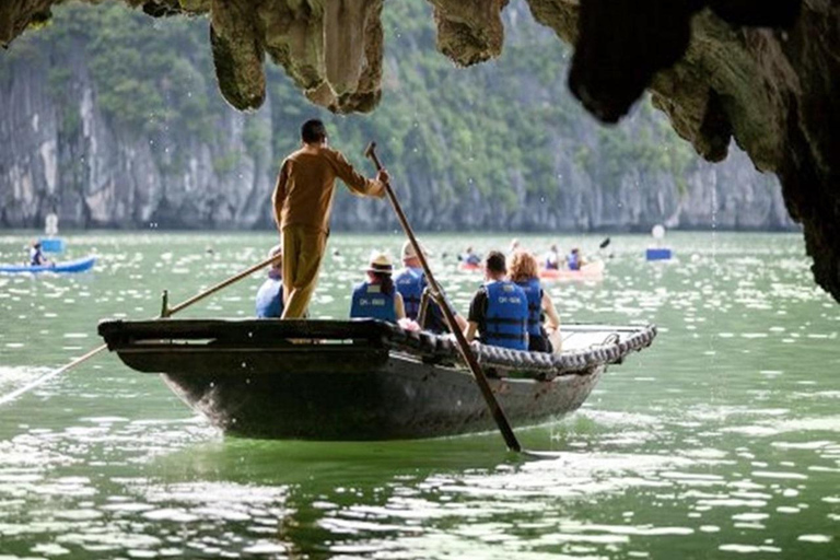 Visite d'une journée de la baie d'Halong 6 heures Croisière commentée, déjeuner, kayakVisite d'une jounée de la baie d'Halong en petit groupe avec déjeuner et kayak