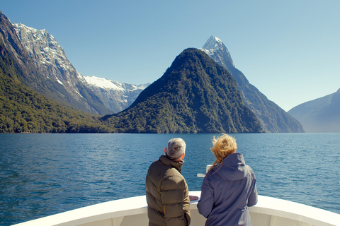 Von Queenstown aus: Milford Sound Tour und Kreuzfahrt mit MittagessenMilford Sound Ganztagestour mit Picknick-Mittagessen