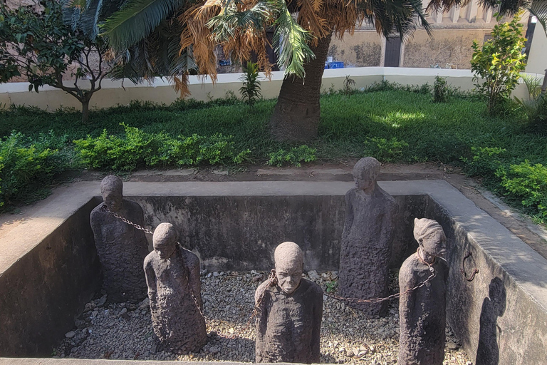 Sabores e historia de Zanzíbar: tour por la granja de especias y la Ciudad de PiedraVen al punto de encuentro en el antiguo fuerte de Stonetown