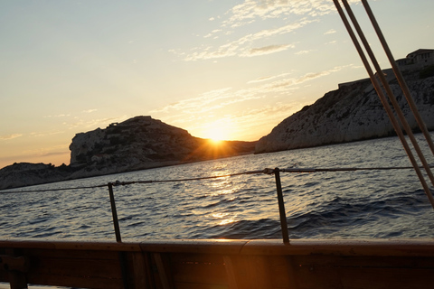 Marseille: Cocktail-diner tijdens een boottocht bij zonsondergang op de Frioul Eilanden