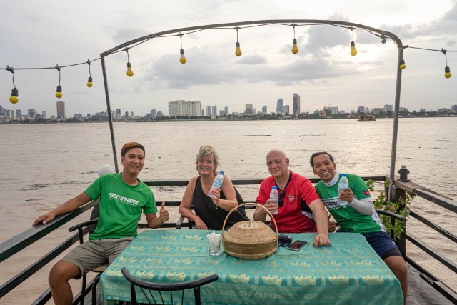 Phnom Penh: Bike & Boat Guided Tour included Snacks & Beers