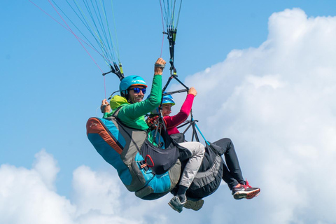 圣吉尔根：沃尔夫冈湖上双人滑翔伞飞行圣吉尔根：双人滑翔伞飞行，俯瞰沃尔夫冈湖