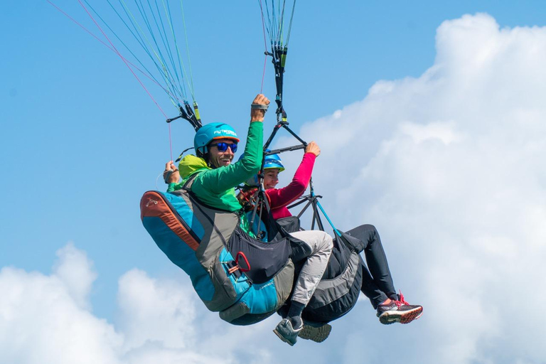 圣吉尔根：沃尔夫冈湖上双人滑翔伞飞行圣吉尔根：双人滑翔伞飞行，俯瞰沃尔夫冈湖