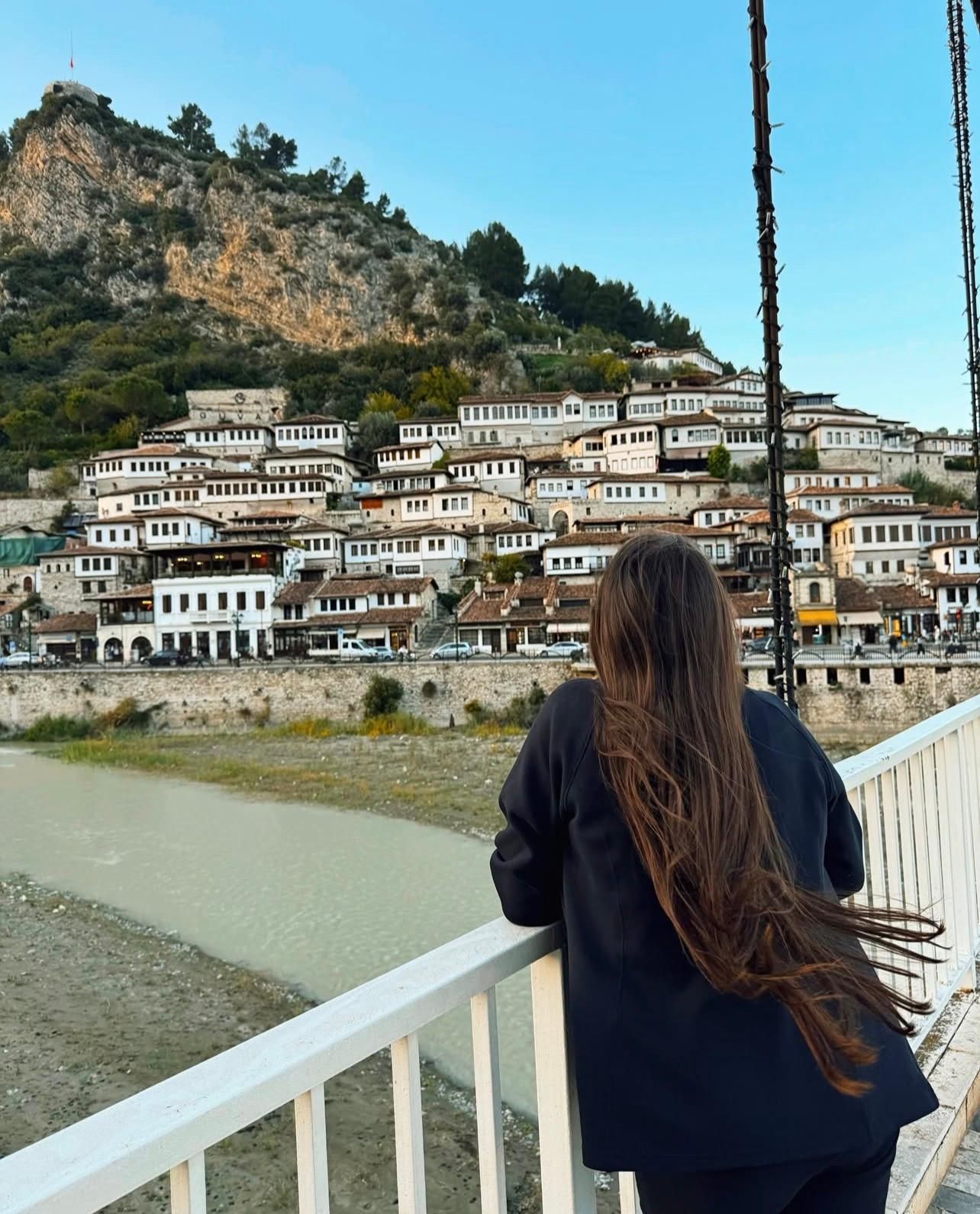 Durrës/Golem: Berat, die Stadt der tausend Fenster