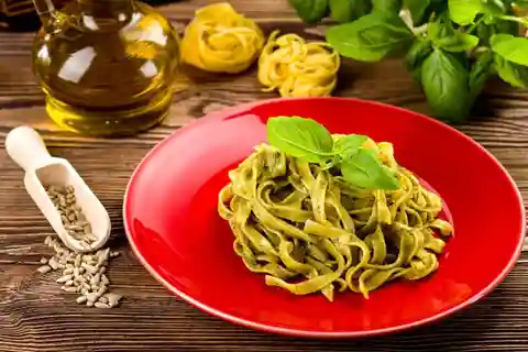 Clase de Cocina de Pasta con Elaboración de Salsa Pesto en el Centro de Roma