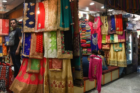 Shopping Tour of Old Delhi and New Delhi With Guide
