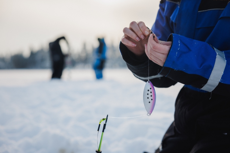 Rovaniemi: experiencia de pesca en el hielo del círculo polar ártico con barbacoa
