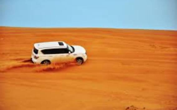 Dubai: Wüstensafari mit Abendessen, Kamel- und Sandboard-Ritt