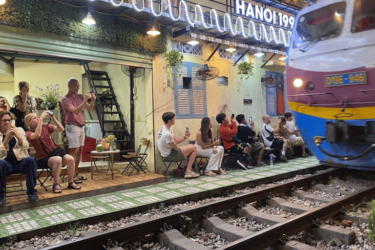 Historische jeeptour door Hanoi: een voorproefje van cultuur, bezienswaardigheden en plezierHistorische legerjeep van Hanoi: een voorproefje van cultuur, bezienswaardigheden en plezier