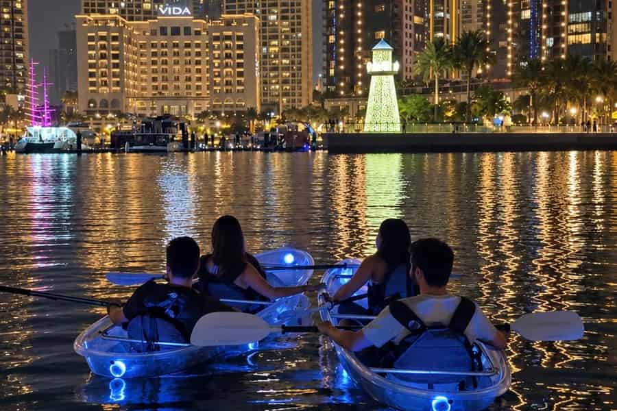 Dubai Creek: Nächtliches Kajak-Erlebnis im Neonlicht. Foto: GetYourGuide Dubai Creek: Nächtliches Kajak-Erlebnis im Neonlicht. Foto: GetYourGuide