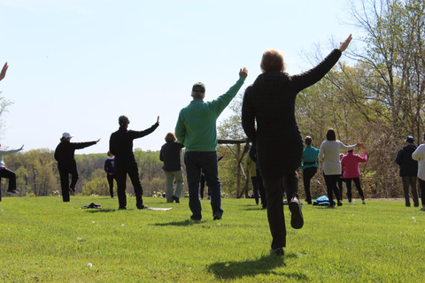 Tirana: Qigong les aan het meer