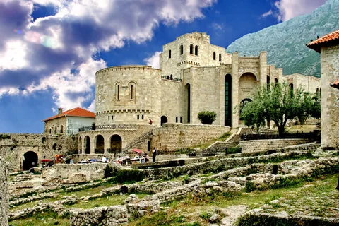 Von Tirana aus: Tagestour zur Burg Kruja und zum Weingut Cassar Cantina
