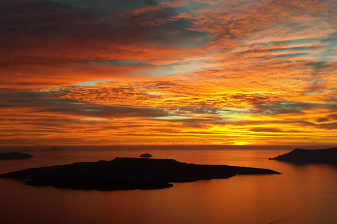 Santorini: Crucero de la puesta de sol volcánicaCrucero al atardecer con aguas termales y cena en Thirassia