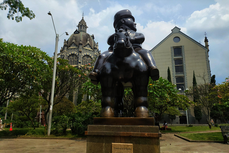 Medellín: Tour durch die Comuna 13, den Botero Park und den Metrocable mit einem lokalen Guide