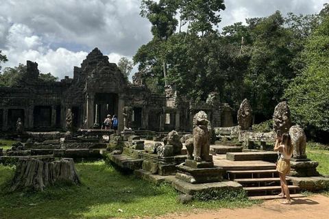 Siem Reap: Angkor Wat Sunrise Tour by Vintage Jeep