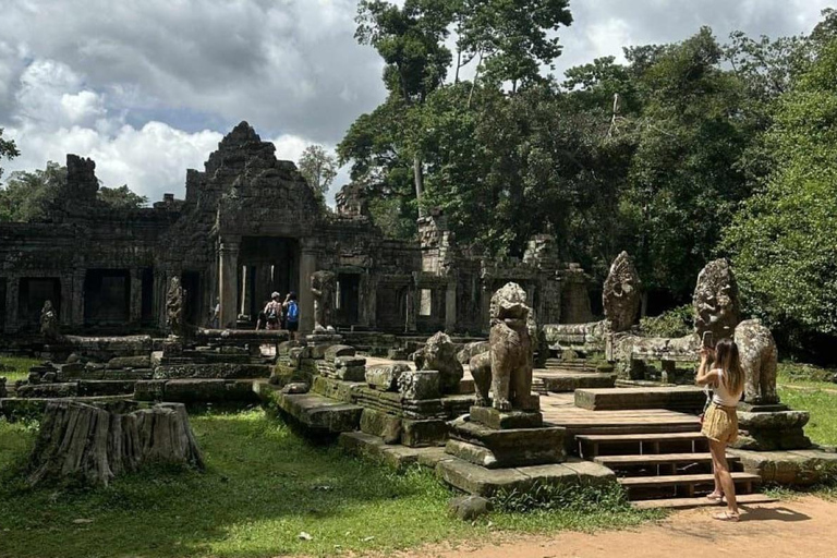 Siem Reap: Angkor Wat Sunrise Tour by Vintage Jeep