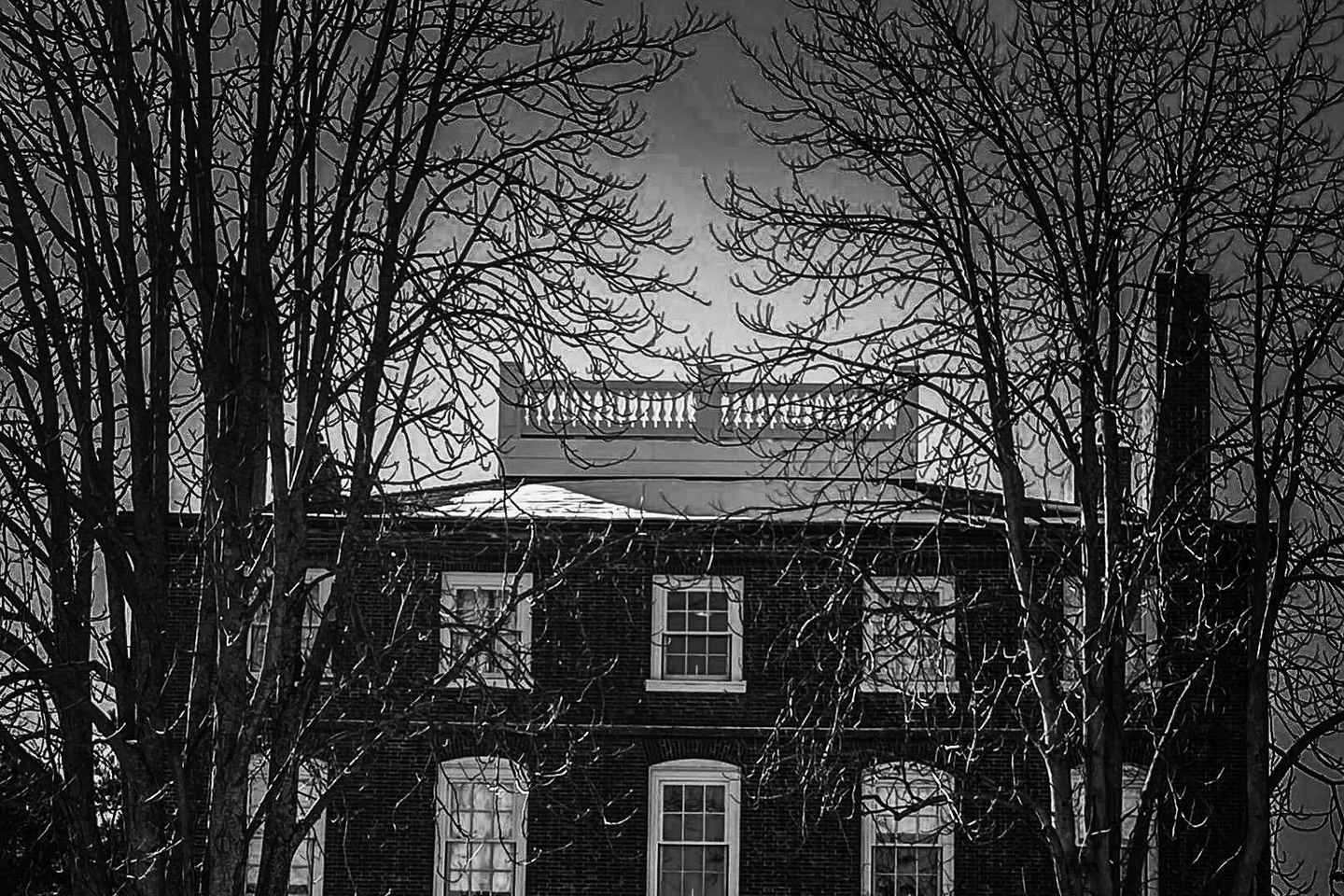 explore salem on a thrilling night-time tour