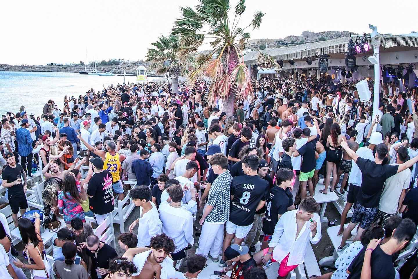 米科诺斯：最潮海滩俱乐部狂欢日