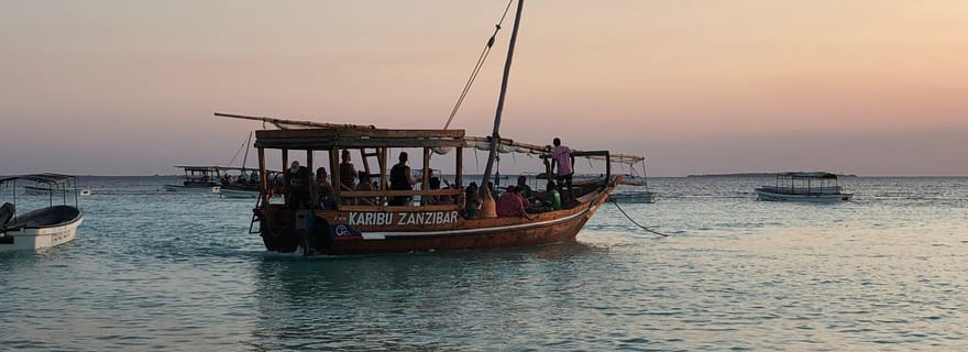 Zanzibar : croisière en boutre au coucher du soleil avec divertissement traditionnel