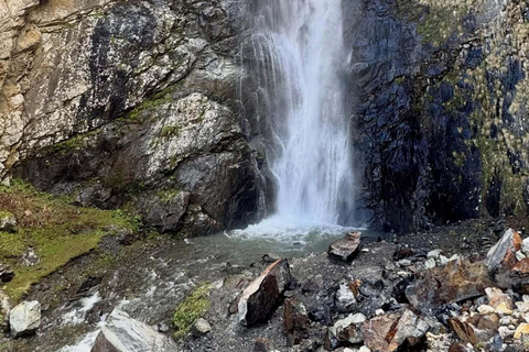Kazbegi: Gveleti Waterfall 4x4 Jeep Tour & Guided Hike