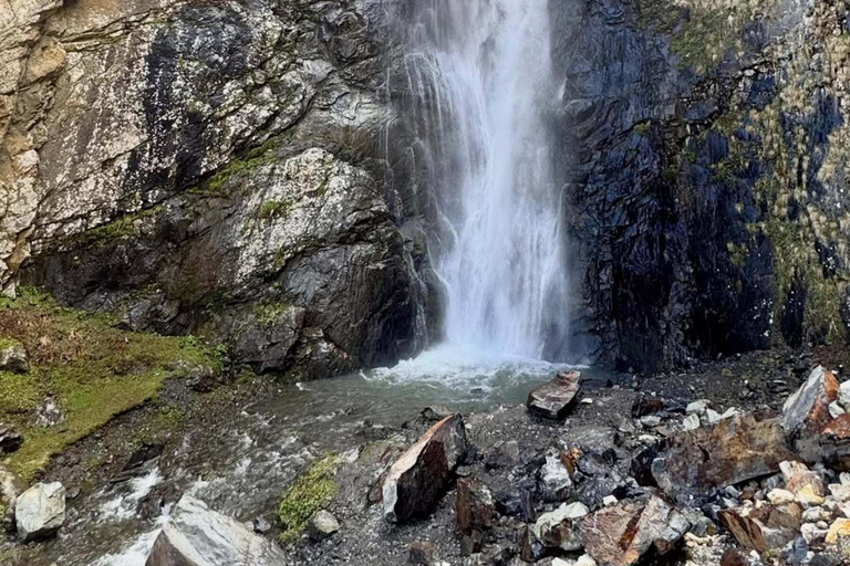 Kazbegi: Gveleti Waterfall 4x4 Jeep Tour & Guided Hike