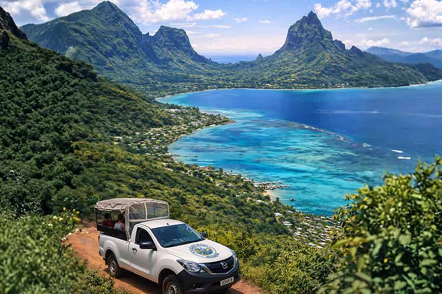 Moorea-Tour mit dem Geländewagen: Magic Mountain, Belvedere, Pineapple Road …. Foto: GetYourGuide Moorea-Tour mit dem Geländewagen: Magic Mountain, Belvedere, Pineapple Road …. Foto: GetYourGuide