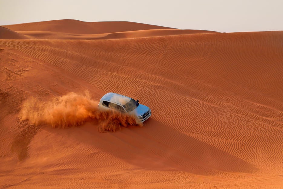 Dubai: Wüstensafari, Dünen-Buggy, Sandboarding, Kamelritt &amp; Barbecue