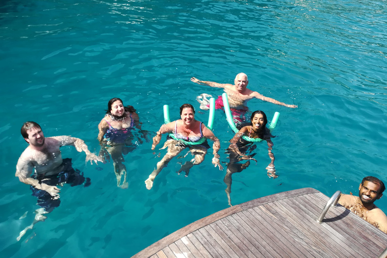 Sorrento: Passeio de barco partilhado em Capri com snorkeling e diversão!