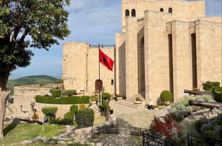 Von Durrës, Golem, Qerret: Burg von Kruja, Basar, Führung