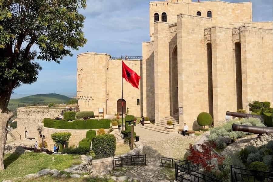 Von Durrës, Golem, Qerret: Burg von Kruja, Basar, Führung. Foto: GetYourGuide Von Durrës, Golem, Qerret: Burg von Kruja, Basar, Führung. Foto: GetYourGuide
