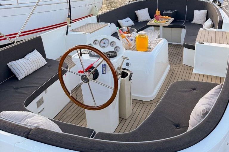 Lisbon Sunset Luxury Boat Vibes with Drinks & Pizza Lisbon Luxury Cozy Cruise with Drinks & Pizza