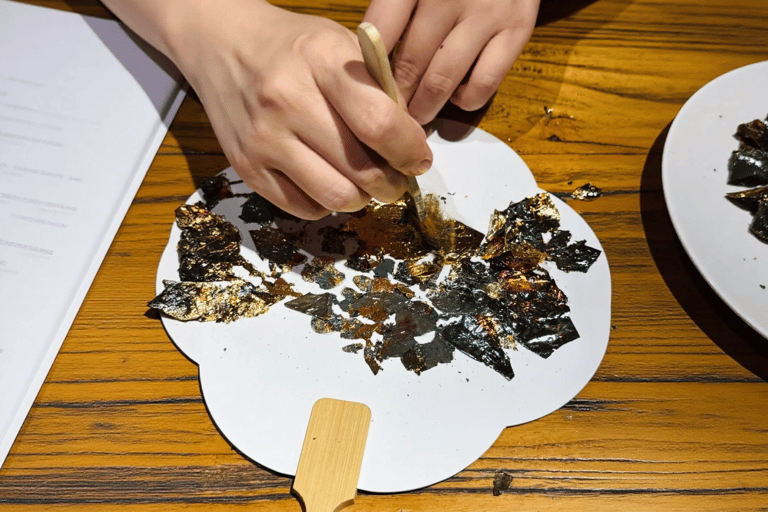 Guangzhou: Gold Leaf Fan Art Experience Guangzhou: Gold Leaf Fan Art Experience