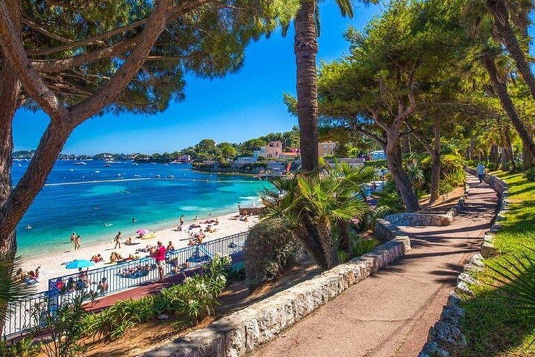 Esplorate Èze e la Costa Azzurra a bordo di una Renault Mégane E-Tech.Scopri Èze e la Costa Azzurra con una Renault Mégane E-Tech.