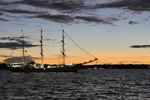 Sonnenuntergang über der Bucht im Phantomboot