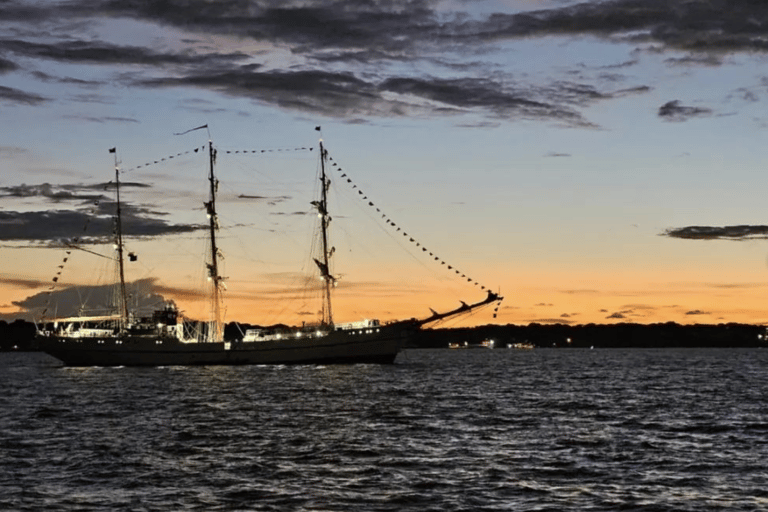 Sonnenuntergang über der Bucht im Phantomboot