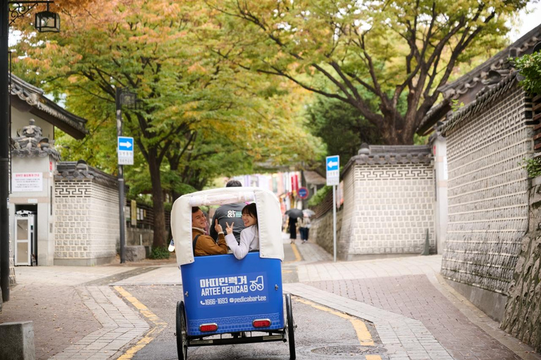 Seul: tour di Bukchon in risciò con snack e voucherSeul: tour in risciò a pedali a Bukchon con snack e voucher