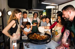 Madrid: Paella-Kochkurs mit Wein und Churros ohne Ende