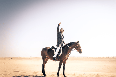 Reite durch die Dünen: Wüstenabenteuer zu Pferd in Doha