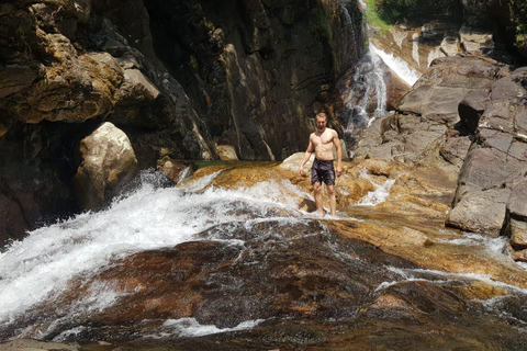 纳克尔斯峰探险和希洛亚村露营 2 日游