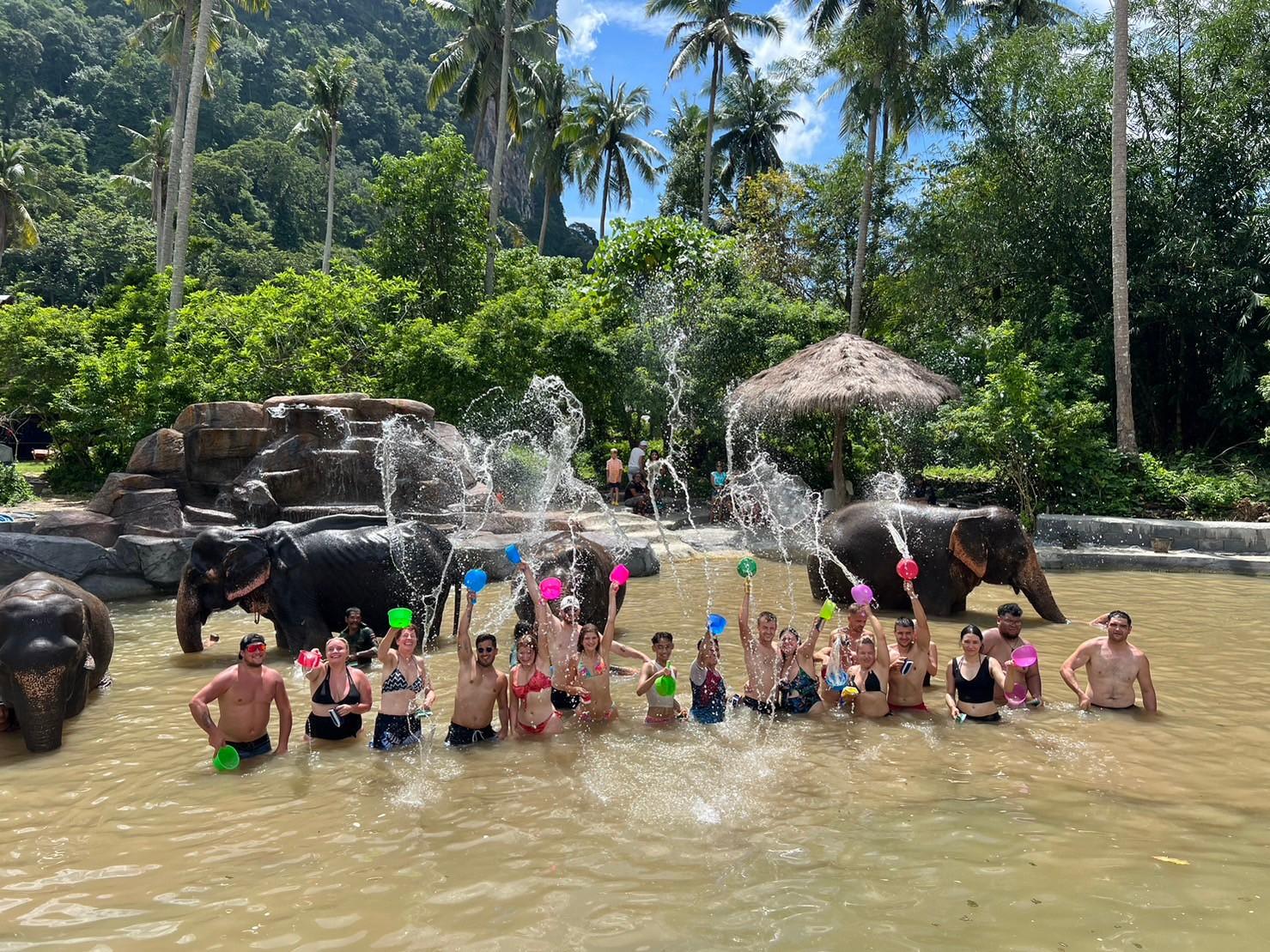 Krabi: Tagestour zum Elefantenbaden und zum Wasserfall Huay Tho