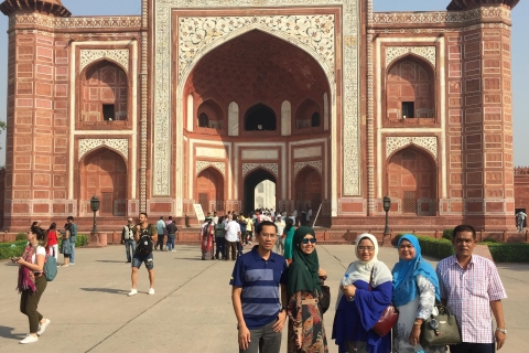 Depuis Delhi : Taj Mahal Sunrise et visite d'Agra en voiture avec guide