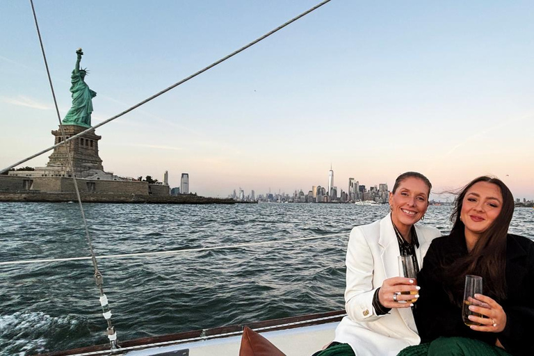 NYC- PRIVATE SAILBOAT, STATUE OF LIBERTY, MANHATTAN SKYLINE DAYTIME SAILING