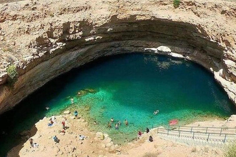 Muscat: Fins View, Wadi Jahal & Bimmah Tour