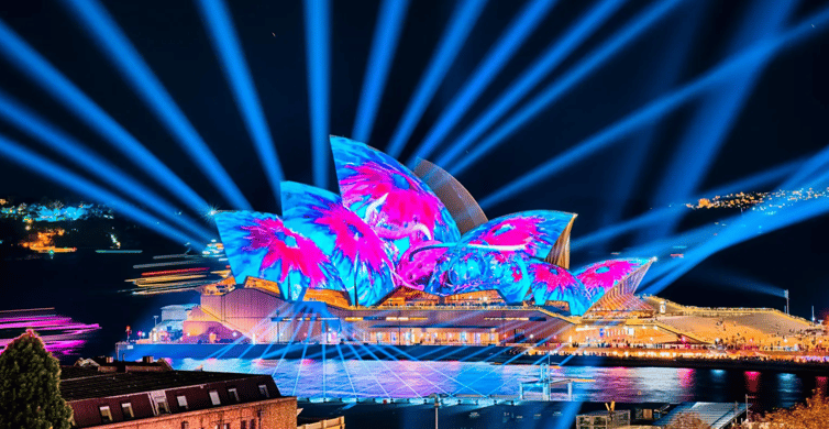 Sydney: Premium Catamaran Vivid Cruise with Welcome Drink