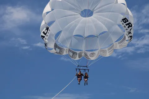 Barcelona: Parasailing mit Panoramablick über dem Meer