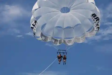 Barcelona: Parasailing con vistas panorámicas en paracaídas sobre el mar